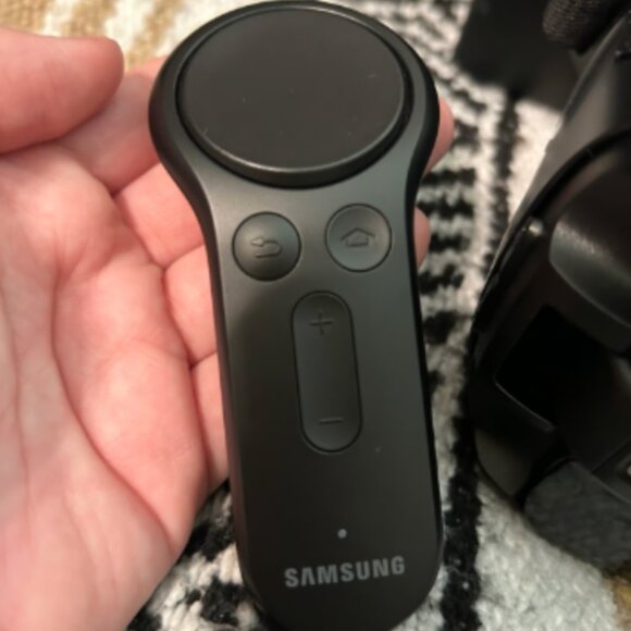 Samsung Gear VR with Controller in box Powered by Oculus - Picture 2 of 6